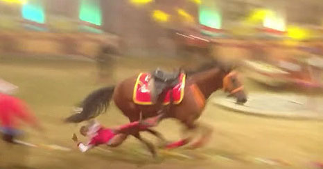 Выступление артистки конного шоу "Кубанские казаки". Абрау-Дюрсо, Краснодарский край, 30 августа 2015 г.
Фото: скриншот с сайта youtube.com