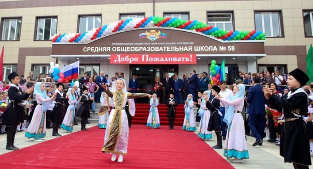 Открытие новой школы в махачкалинском поселке Семендер. Махачкала, 1 сентября 2015 года. Фото: http://president.e-dag.ru/novosti/v-centre-vnimaniya/ramazan-abdulatipov-prinyal-uchastie-v-otkrytii-novoj-shkoly-v-poselke-semender