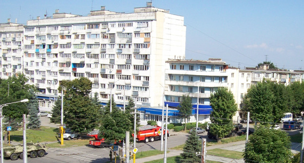 Дом на улице Мусова во время проведения спецоперации. Нальчик, 23 июля 2015 г. Фото Людмилы Маратовой для "Кавказского узла"