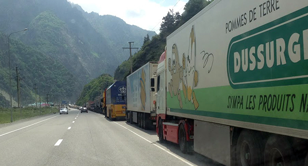 Очередь на КПП Верхний Ларс. Фото Ахмеда Альдебирова для "Кавказского узла"