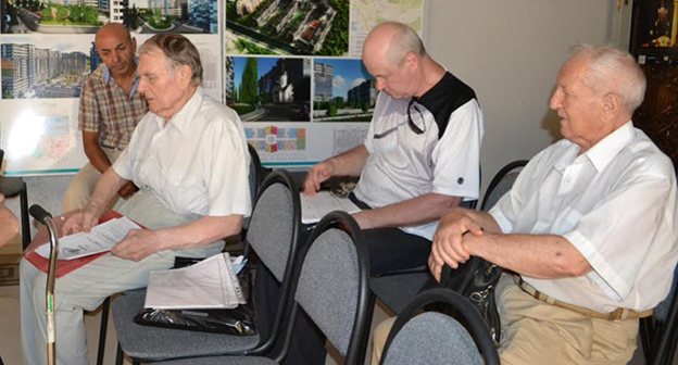 Сочинские общественники–профессионалы в области архитектуры и водоснабжения в доме архитектора обсудили возможности общественного контроля за фирмой выигравшей тендер и участия в разработке схемы. Фото Светланы Кравченко для "Кавказского узла"