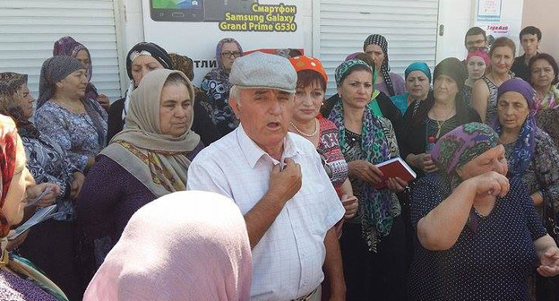 Жители Буйнакска требуют перенести выборы мэра города с 8 сентября на более поздний срок. 4 сентября 2015 г. Фото Патимат Махмудовой для "Кавказского узла"