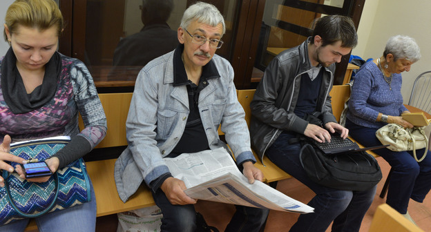 Олег Орлов (второй слева) в зале суда Тверского района Москвы. 4 сентября 2015 г. Фото: Юлия Орлова http://www.memo.ru/d/245011.html