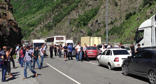 Скопление автомобилей на КПП "Верхний Ларс". Фото Ахмеда Альдебирова для "Кавказского узла"
