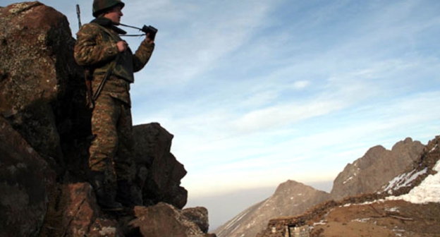 Военнослужащий во время дежурства на линии соприкосновения войск сторон карабахского конфликта. Фото: Минобороны Армении, Mil.am