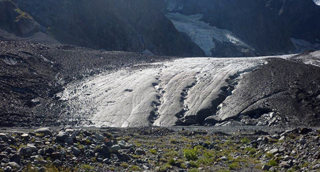 Ледник,  под которым лежат тела немецких солдат времен ВОВ. Фото Виктора Котлярова