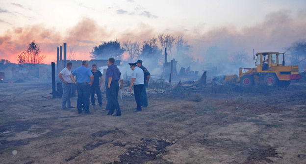 На месте пожара в поселке Ильменский-2 Михайловского района. Волгоградская область, 6 сентября 2015 г. Фото http://www.volganet.ru/news_main/70950/