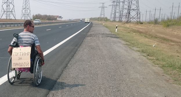 Инвалид из Волжского отправился на коляске в Москву с требованием решить его конфликт с органами опеки и приставами. Волгоградская область, 5 сентября 2015 г. Фото Алексея Ульянова