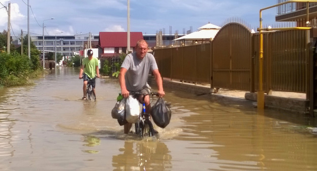 Жители улицы Староохотничей передвигаются по поселку Мирный на велосипедах. 26 июля 2015 г. Фото Анны Грицевич для "Кавказского узла"