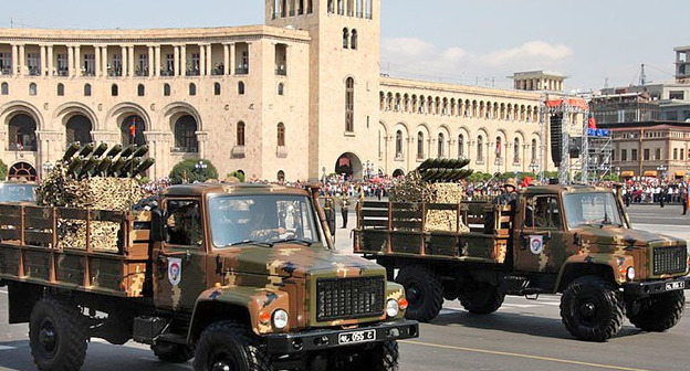 N-2 (РСЗО) для реактивных гранат класса РПГ-7 во время военного парада в Ереване. Фото: Albert Hovakimyan https://ru.wikipedia.org