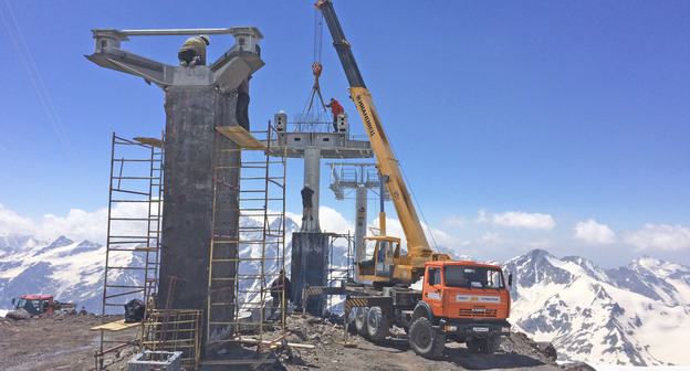 Строительство третьей очереди канатной дороги в Приэльбрусье. КБР, сентябрь 2015 г. Фото Людмилы Маратовой для "Кавказского узла"