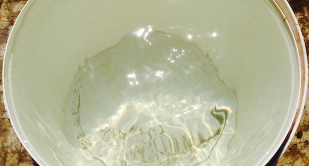 Осадок в воде из-под крана. Чечня. Фото Магомеда Магомедова для "Кавказского узла"