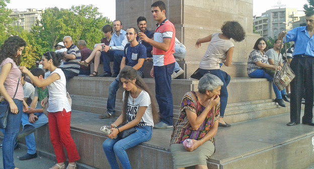 Сбор участников акции против подорожания электроэнергии. Ереван, 11 сентября 2015 г. Фото Армине Мартиросян для "Кавказского узла"