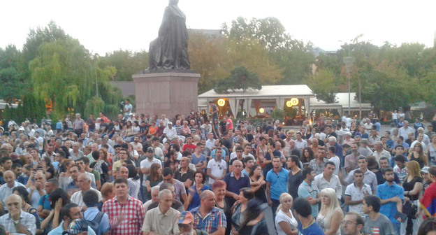 Митинг участников акции против подорожания электроэнергии. Ереван, 11 сентября 2015 г. Фото Армине Мартиросян для "Кавказского узла"