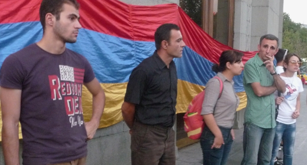 Участники акций протеста против подорожания электроэнергии в Ереване. 11 сентября 2015 года. Фото Армине Мартиросян для "Кавказского узла"