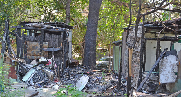 На месте пожара на улице Виноградная дом 6. Фото Светланы Кравченко для "Кавказского узла"