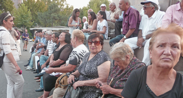 Участники акции "Нет грабежу" в Ереване. 11 сентября 2015 г. Фото Армине Мартиросян для "Кавказского узла"