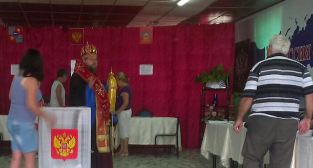 Священник Венедикт на избирательном участке. Сочи, 13 сентября 2015 г. Фото Михаила Абрамяна для "Кавказского узла"