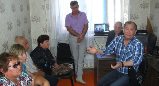 Мэр Ахтубинска Аманга Нарузбаев рассказал участникам голодовки, что в бюджете отсутствуют средства на погашение долгов по зарплате. Фото Елены Гребенюк для "Кавказского узла".