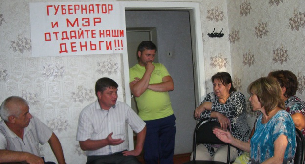 Требования участников голодовки записал заместитель прокурора Ахтубинского района Сергей Свидовский (на фото второй слева). Ахтубинск, 20 сентября 2015 г. Фото Елены Гребенюк для "Кавказского узла". 