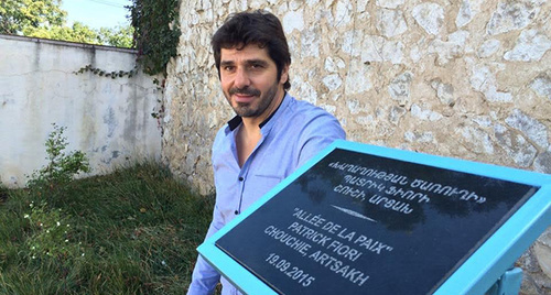 Французский певец армянского происхождения Патрик возле вывески  "Алеи Мира" в городе Шуши Нагорного Карабаха. Фото Алвард Григорян для "Кавказского узла"