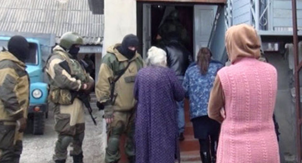 Сотрудники правоохранительных органов во время спецоперации. Фото http://nac.gov.ru/