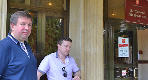 Обвиняемый Олег Вронский (слева) со своим адвокатом возле Центрального районного суда Сочи. Фото Светланы Кравченко для "Кавказского узла"