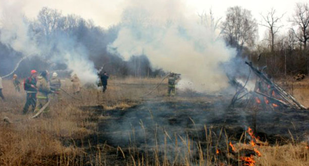 Сотрудники МЧС тушат пожар. Волгоградская область, 24 сентября 2015 г. Фото: ГУ МЧС России