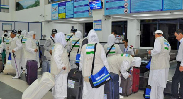 Паломники, летящие в Мекку в аэропорту. Фото: RFE/RL http://rus.ozodlik.mobi/