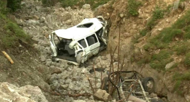 На месте ДТП в Веденском районе Чечни, 22 июля 2015 года. Фото: Главное управление МЧС по Чеченской Республике http://95.mchs.gov.ru/