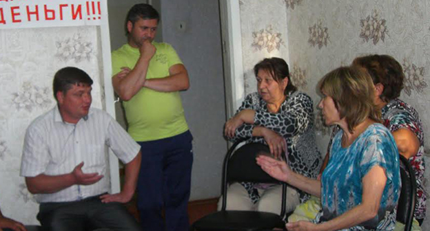 Голодающих посетил заместитель прокурора Ахтубинского района Сергей Свидовский, 20.09.2015. Фото Елены Гребенюк для "Кавказского узла" 