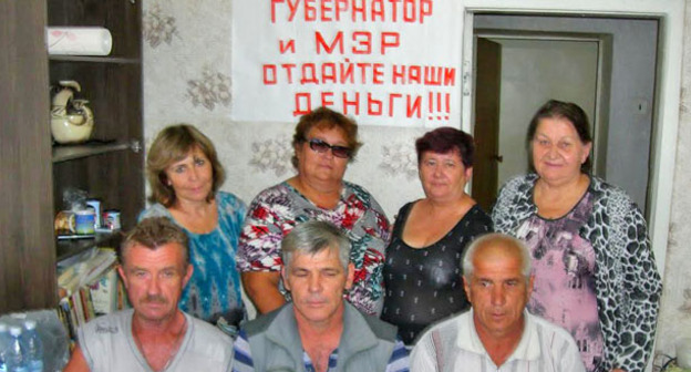 Сотрудники МП "Ахтубинское АТП", которые объявили бессрочную голодовку, требуя выплаты заработной платы и сохранения рабочих мест. Ахтубинск, 21 сентября 2015 г. Фото Елены Гребенюк для "Кавказского узла"