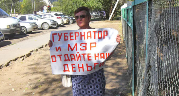 Участница пикета в поддержку участников голодовки. Ахтубинск, 21 сентября 2015 г. Фото Елены Гребенюк для "Кавказского узла"
