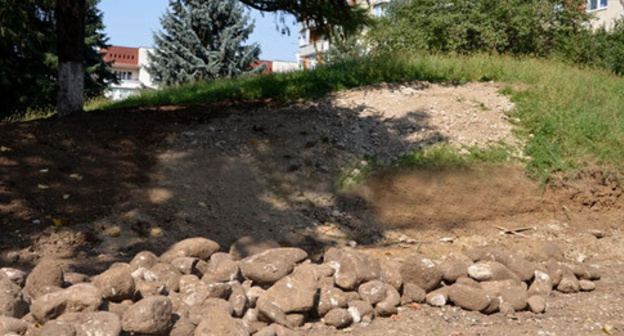 Древний курган, относящийся к майкопской археологической культуре, во время проведения земельных работ во дворе дома №7 по улице Ленина в центре Нальчика. Фото http://kbrria.ru/obshchestvo/v-centre-nalchika-unichtozhen-drevniy-kurgan-10237