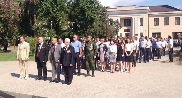 Жители Сухума, чиновники и ветераны войны,  возложили цветы и венки к Мемориалу Славы. Сухум, 27 сентября 2015 г.  Фото: государственное информационное агентство Республики Абхазия http://www.apsnypress.info/news/adgur-kharaziya-eto-byl-samyy-schastlivyy-den-v-zhizni-kazhdogo-boytsa-/