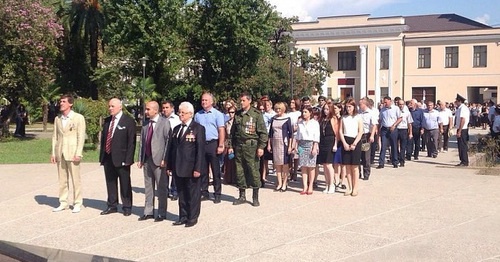 Жители Сухума, чиновники и ветераны войны,  возложили цветы и венки к Мемориалу Славы. Сухум, 27 сентября 2015 г.  Фото: государственное информационное агентство Республики Абхазия http://www.apsnypress.info/news/adgur-kharaziya-eto-byl-samyy-schastlivyy-den-v-zhizni-kazhdogo-boytsa-/