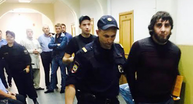 Заур Дадаев конвоируется в зал суда. Фото Юлии Буславской для "Кавказского узла"