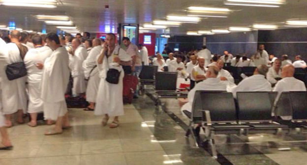 Паломники в аэропорту. Фото Магомеда Магомедова для "Кавказского узла"