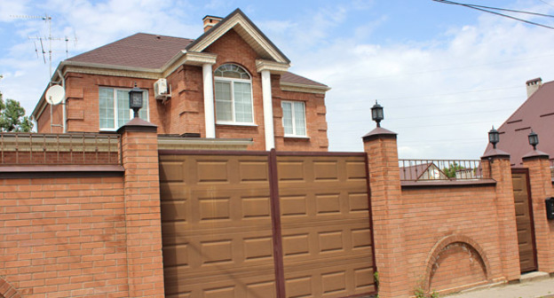 Коттедж, приобретенный за 17 миллионов рублей для директора "Ставрополькрайводоканала". Ставрополь. Фото: пресс-служба ОНФ в Ставропольском крае http://onf.ru/2015/09/29/posle-vmeshatelstva-onf-otmenena-pokupka-roskoshnogo-doma-stavropolskim-vodokanalom-za-17/