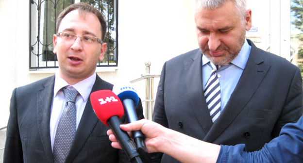 Адвокаты Николай Полозов (слева) и Марк Фейгин возле здания Донецкого горсуда Ростовской области. 30 сентября 2015 г. Фото Константина Волгина для "Кавказского узла"