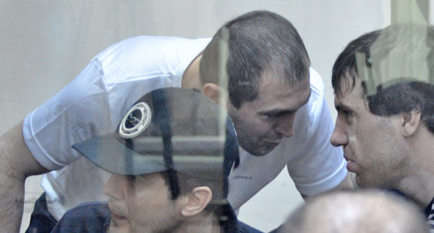 Подсудимый Магомед Кадиев что-то обсуждает с подсудимым Шамсутдином Ахмедовым на заседании суда, май 2015. Фото Олега Пчелова для "Кавказского узла"