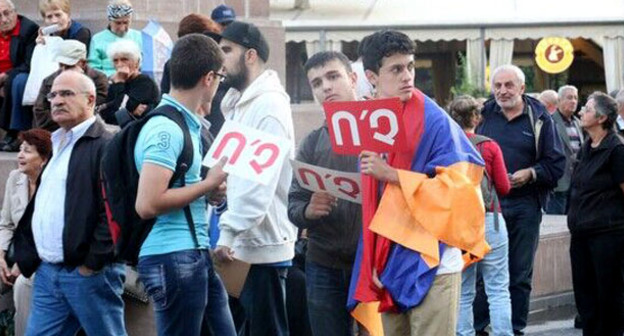 Митинг и шествие противников конституционных реформ прошли в Ереване. 2 октября 2015 г. Фото Инессы Саргсян для "Кавказского узла"