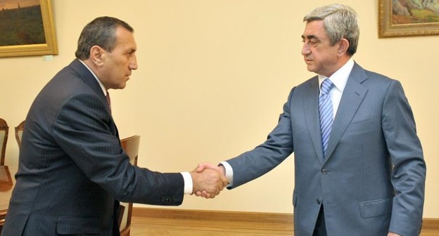 Губернатор Сюникской области Сурик Хачатрян на встрече с президентом Армении Сержем Саргсяном. Фото: http://www.president.am/en/press-release/item/2010/06/17/news-1058/#!prettyPhoto[pp_gal]/0/