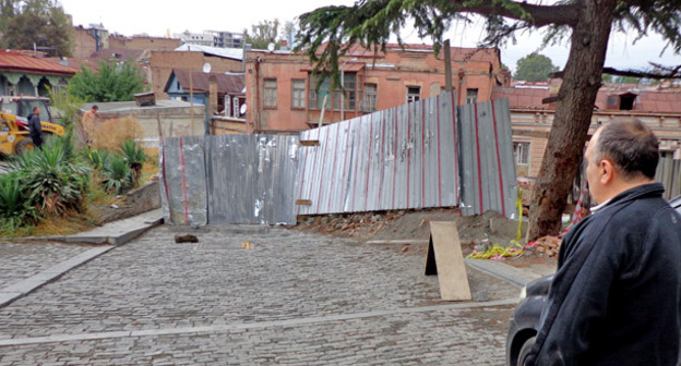 В результате обрушения дороги, городские власти начали работу над созданием временной дороги для автомобильного движения. Тбилиси, октябрь 2015 г. Фото Инны Кукуджановой для "Кавказского узла"