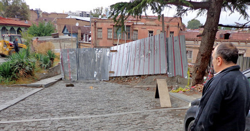 В результате обрушения дороги, городские власти начали работу над созданием временной дороги для автомобильного движения. Тбилиси, октябрь 2015 г. Фото Инны Кукуджановой для "Кавказского узла"