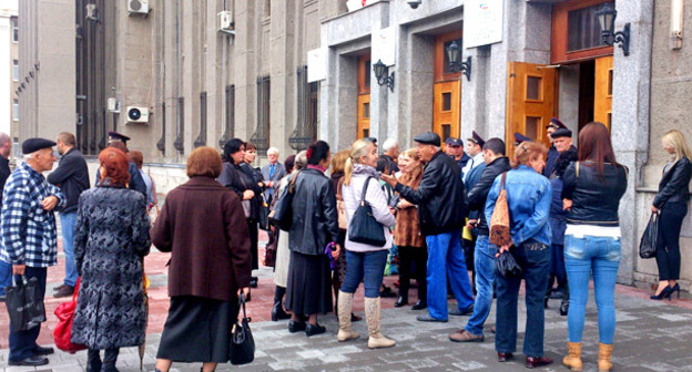 Неучтенные вкладчики "Диг-Банка" у здания правительства Северной Осетии. Владикавказ, сентябрь 2014 г. Фото: Северо-Осетинский информационный портал http://region15.ru/news/2014/09/22/14-47/