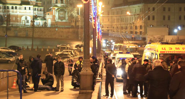 На месте убийства Бориса Немцова. Москва, 27 февраля 2015 г. Фото: Mikhail Sokolov (RFE/RL)