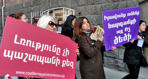 Акция против насилия над женщинами. Надпись на плакате: "Женщины, знайте свои права!". Ереван, 25 ноября 2013 г. Фото Армине Мартиросян для "Кавказского узла"