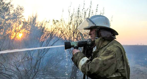 Сотрудник МЧС тушит пожар. Фото: Пресс-служба ГУ МЧС по Волгоградской области