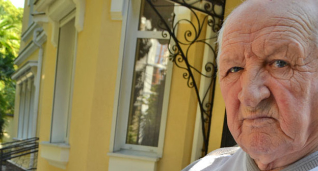 Инвалид Вадим Уркунов у здания прокуратуры Сочи со своим заявлением . Сочи, октябрь 2015 г. Фото Светланы Кравченко для "Кавказского узла"